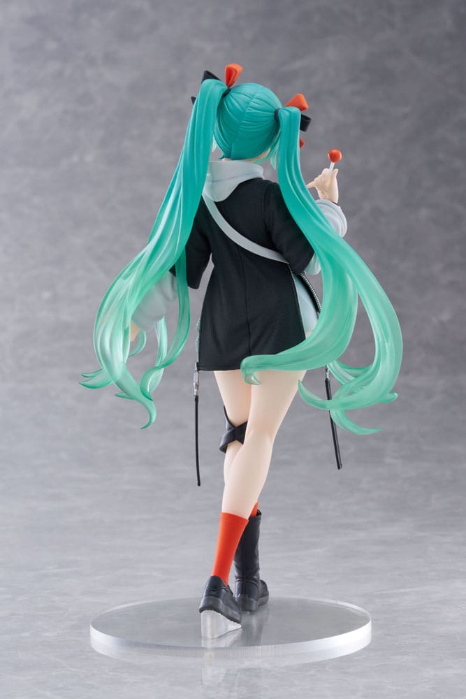 Taito Hatsune Miku Wonderland Statue Fashion Punk 18 cm